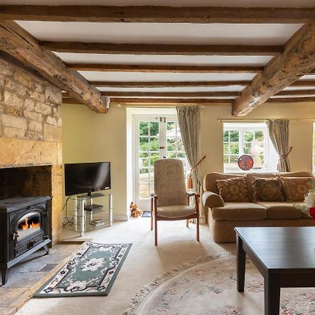 Pilgrim Cottage Bourton on the Hill Exterior photo