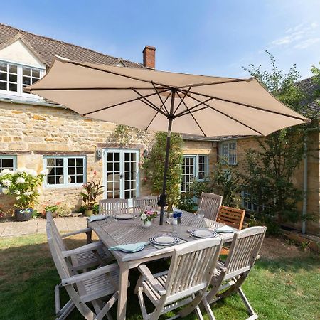 Pilgrim Cottage Bourton on the Hill Exterior photo