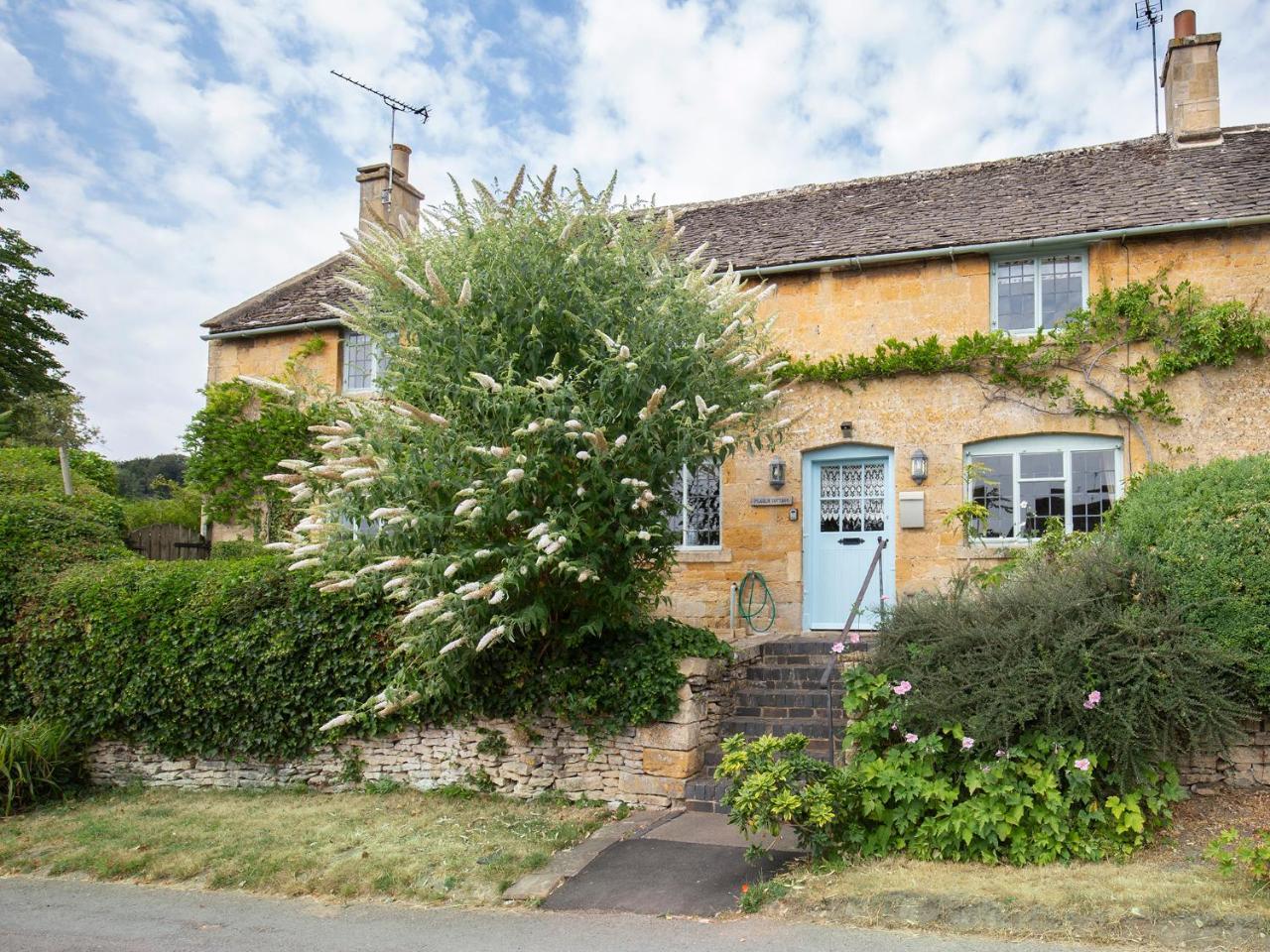 Pilgrim Cottage Bourton on the Hill Exterior photo