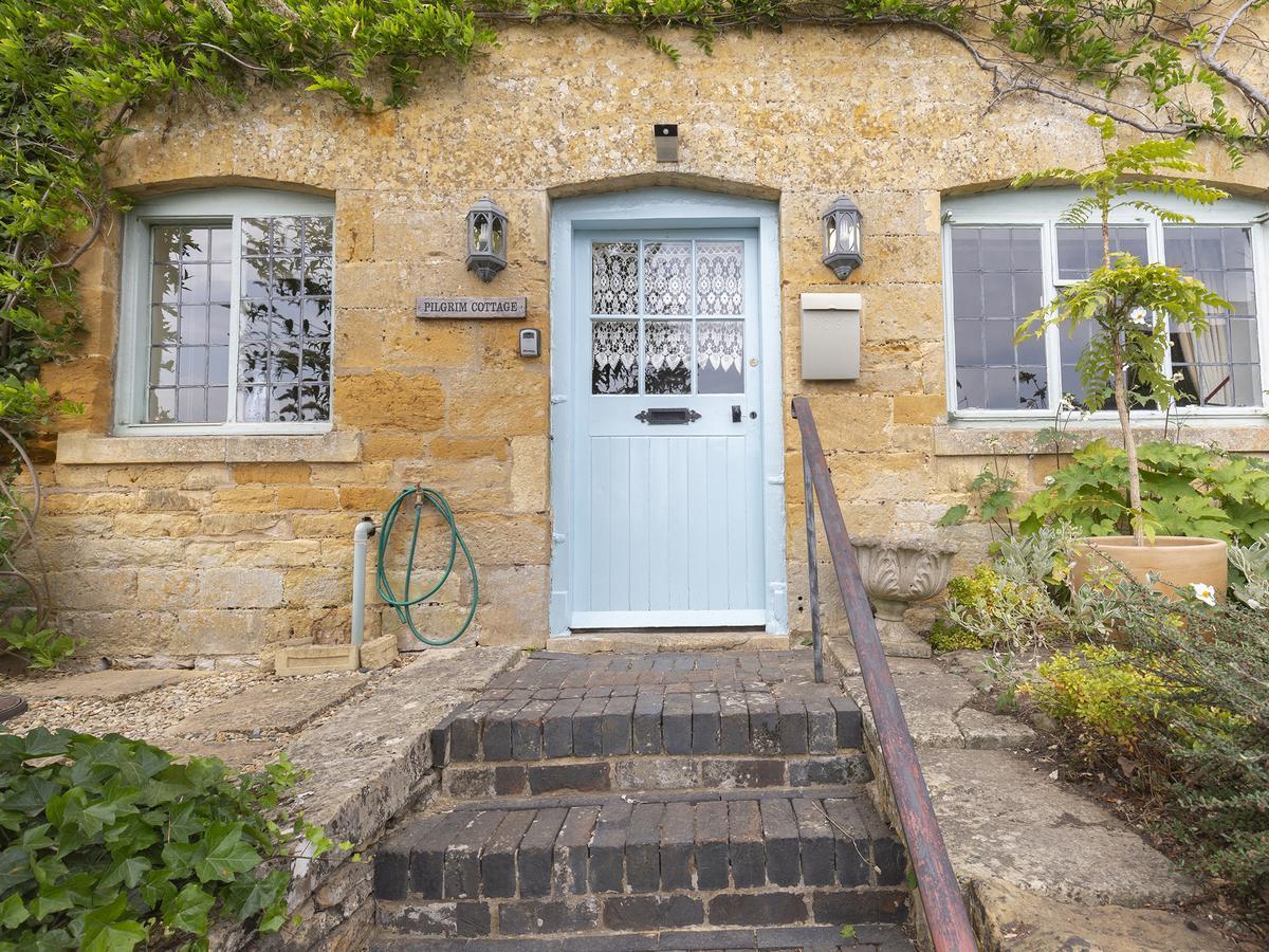 Pilgrim Cottage Bourton on the Hill Exterior photo