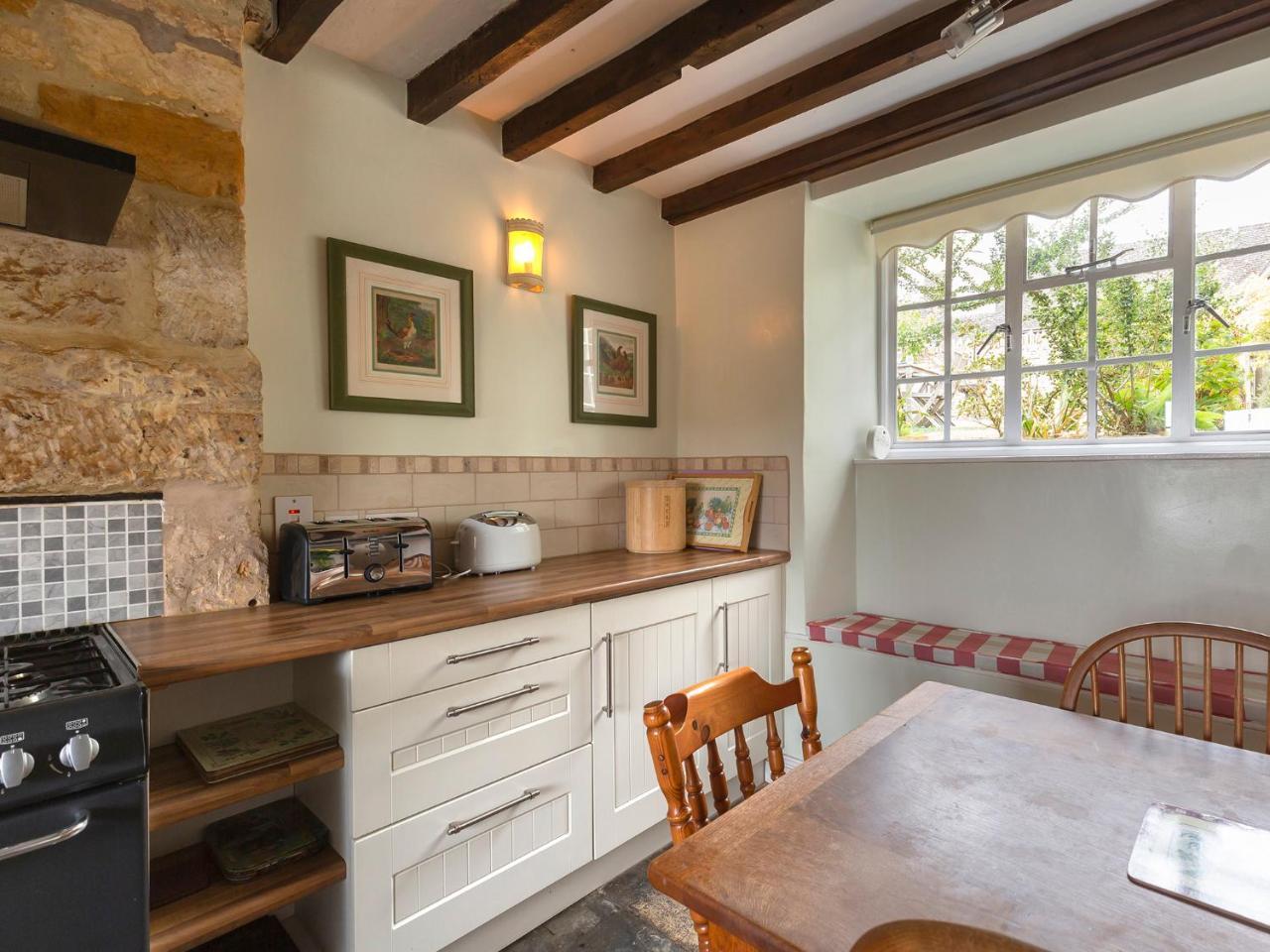 Pilgrim Cottage Bourton on the Hill Exterior photo