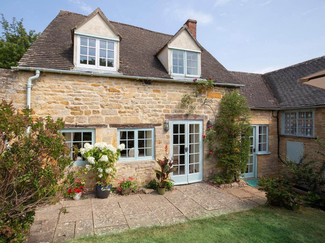 Pilgrim Cottage Bourton on the Hill Exterior photo