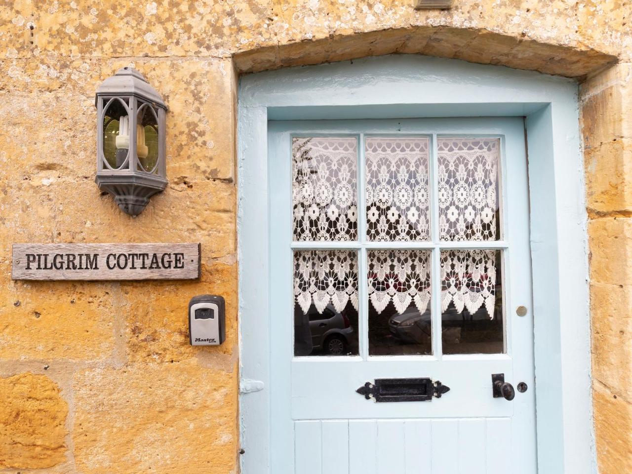 Pilgrim Cottage Bourton on the Hill Exterior photo