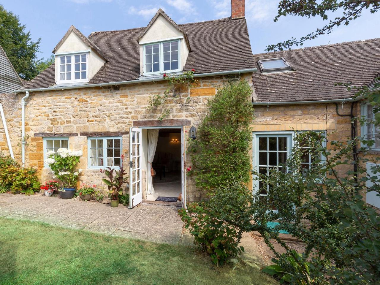 Pilgrim Cottage Bourton on the Hill Exterior photo